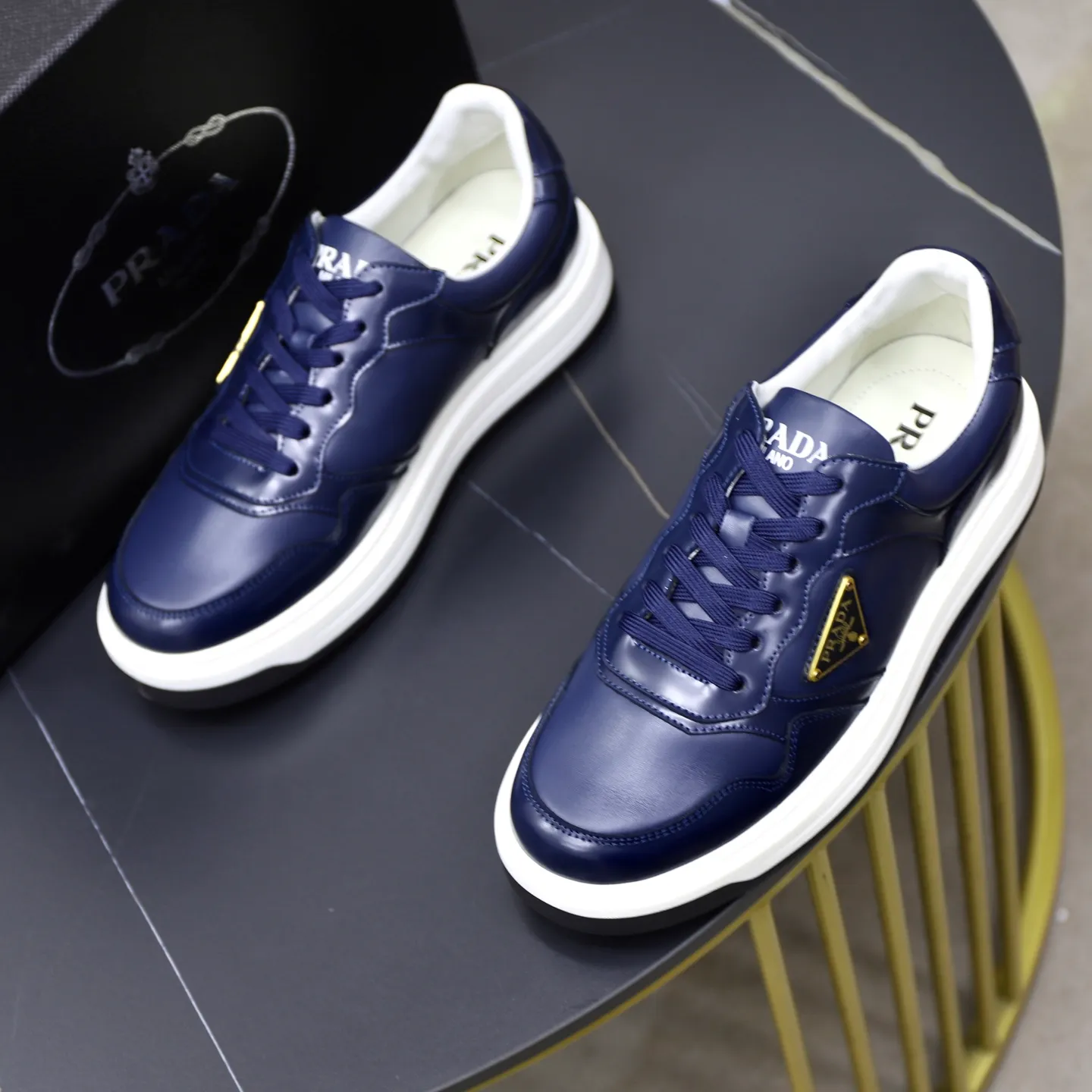 Factory price: 760💰Top original order Brand: PRADA (Prada) Standard code: Men's size 38/44 (45 can be customized) Grade: Same as the official website Material: Original cowhide stitching imported cowhide lining Original combination two-color wear-resistant soft outsole Style category: Leisure and sports version Young fashion European and American trend British style Color: Real picture color